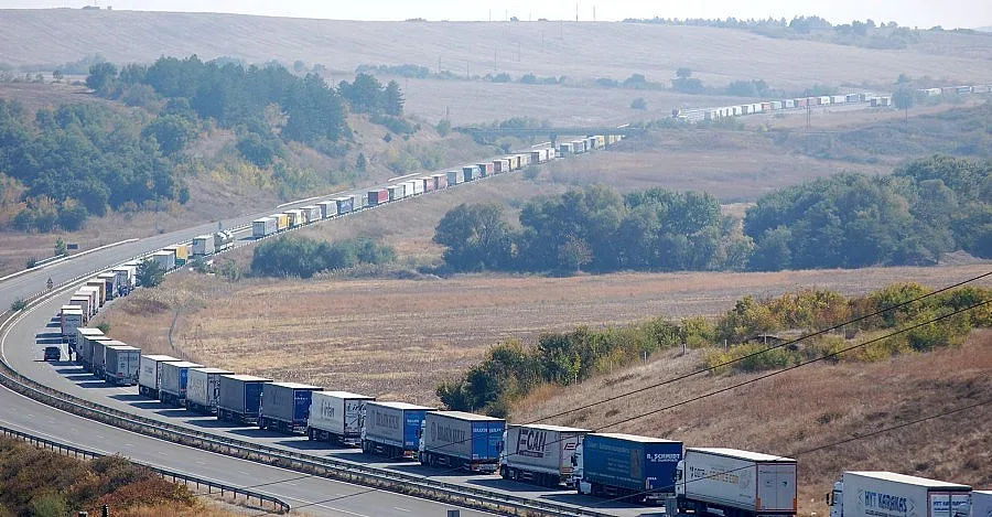 Данъчни с униформи ще спират камиони