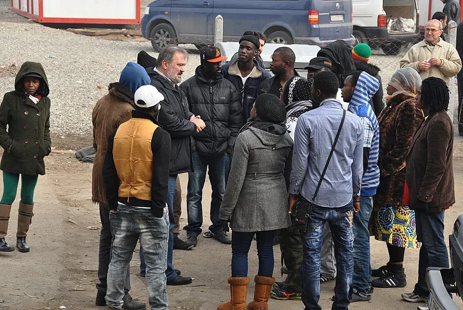 Подаряват разговори на разделени бежанци