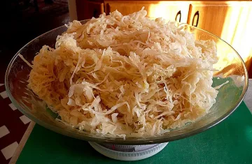 Светът хрупа кисело зеле