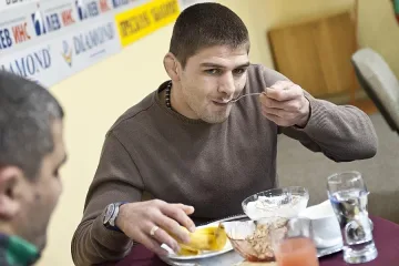 Счупен нос спира Иво Ангелов