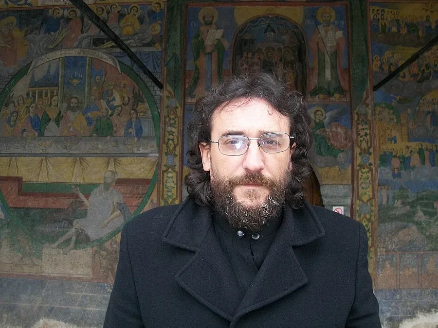 Сървайвър в расо играе шах