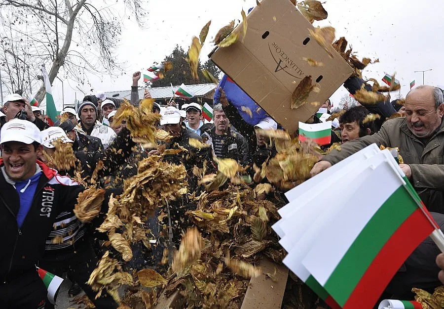 Тютюнджии блокират пътя за Драма, палят бали с тютюн