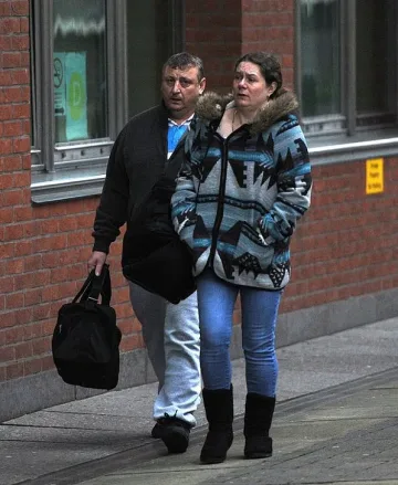 Семейство държи работник в робство