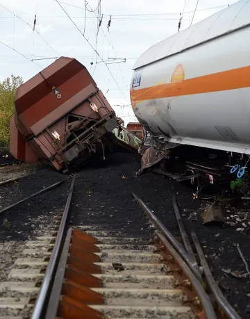 Влак с петрол дерайлира в Канада, евакуират жители