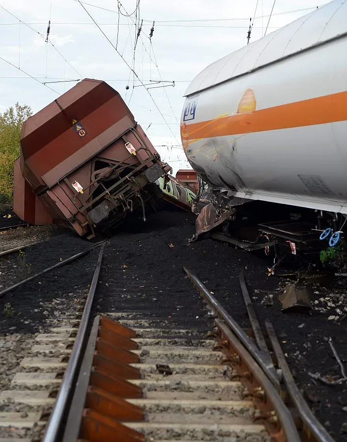 Влак с петрол дерайлира в Канада, евакуират жители