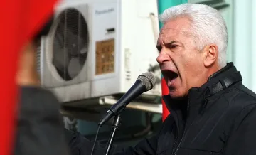 Волен кацна на Цацаров