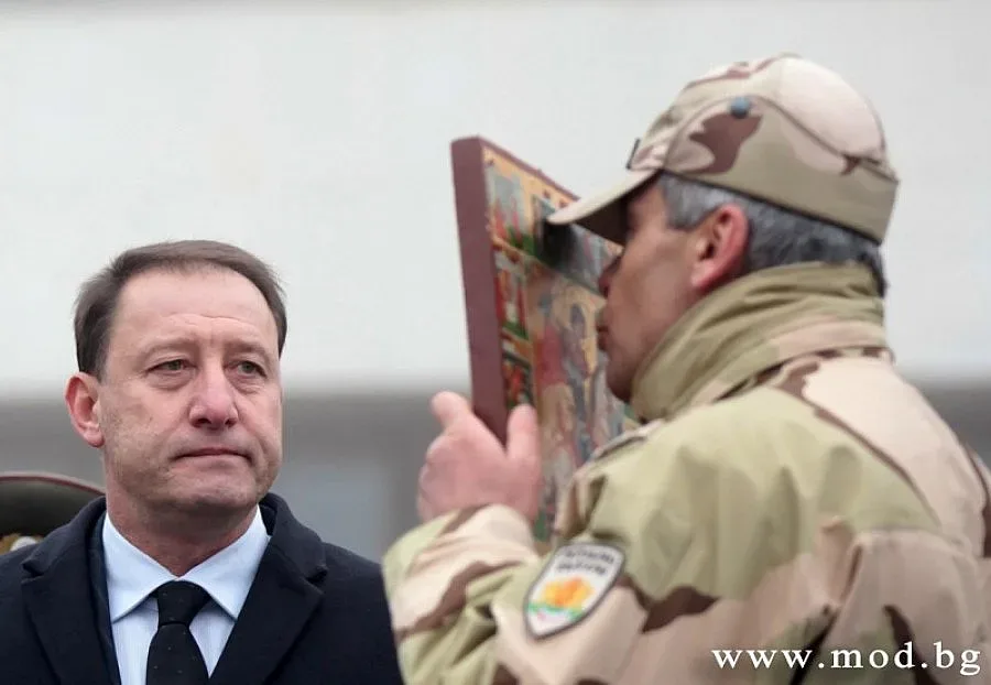 НАТО прави Безмер суперлетище с 60 млн.