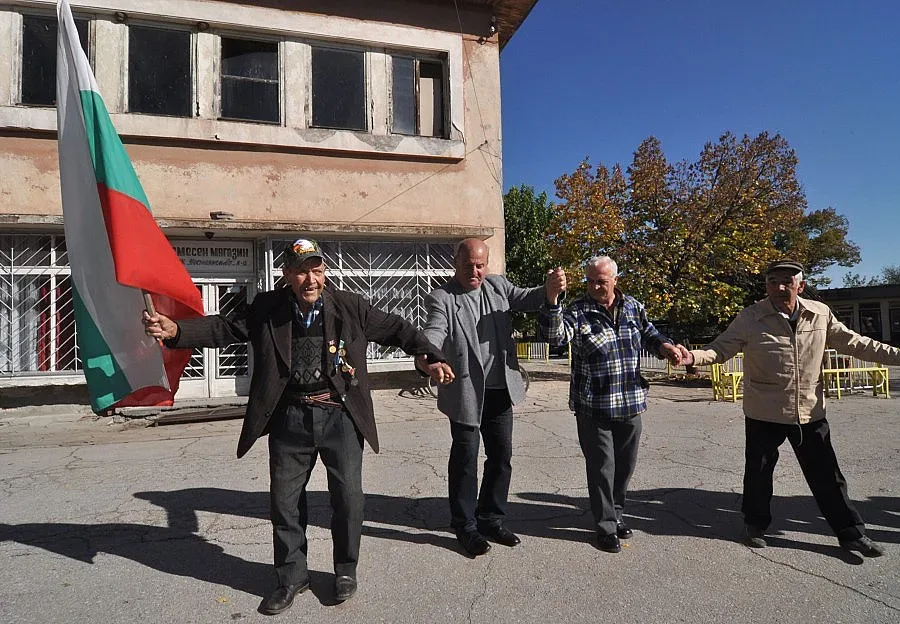 Намериха 101-годишен фронтовак и сина му мъртви