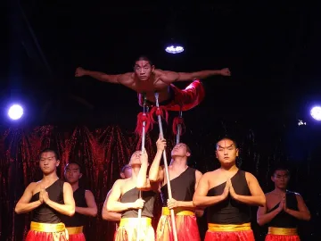 Кунг фу звезди лежат върху копия