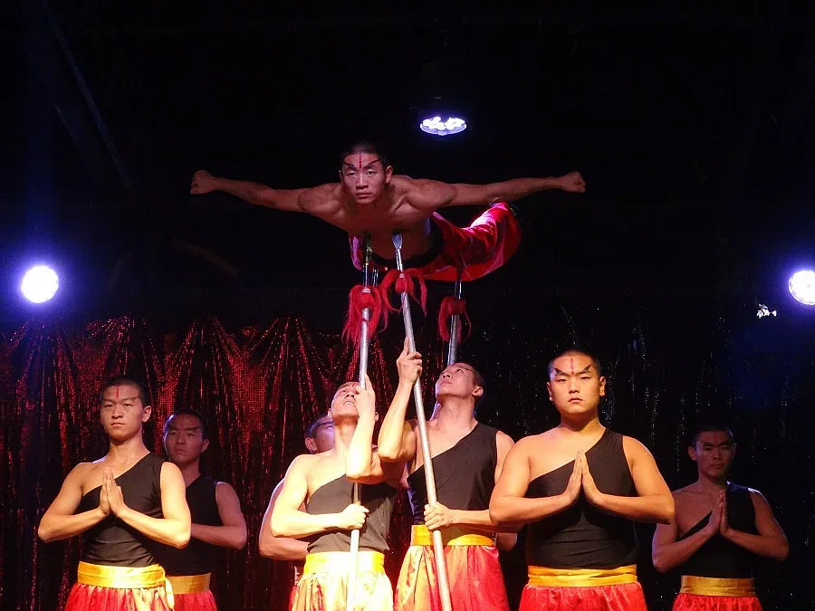 Кунг фу звезди лежат върху копия