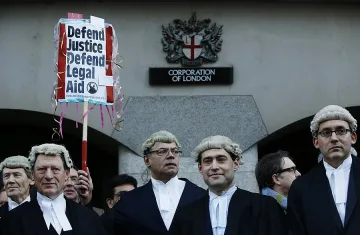 Лошото време не спря протестиращи адвокати в Лондон