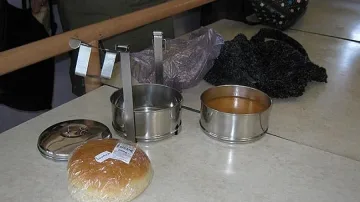 Отрязаха бедни хора от социална трапезария