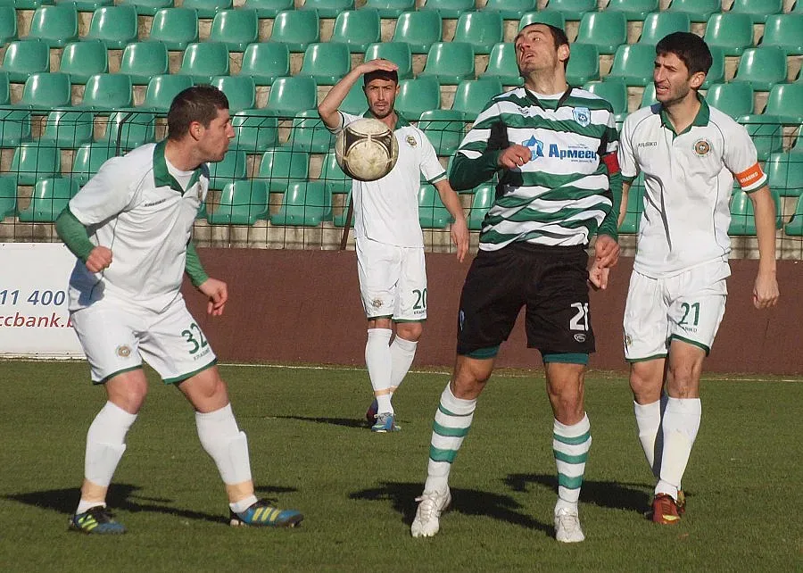 Аматьори крадат от "Нафтата"