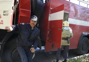 Камион, микробус, миниван и лодка горяха през нощта