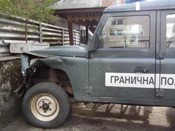 Контрабандист на цигари потроши джип на граничарите в авто родео