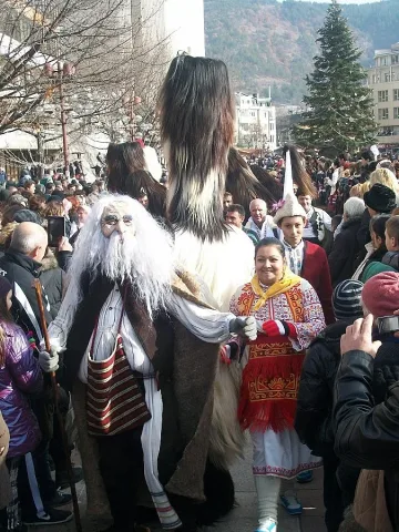 Хлапета и старци с маскарадно шоу в Благоевград