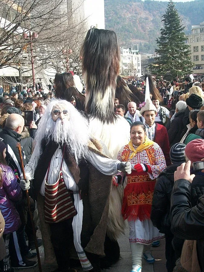 Хлапета и старци с маскарадно шоу в Благоевград