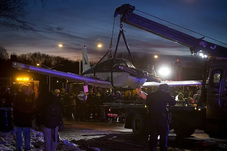 Малък самолет кацна на нюйоркска магистрала