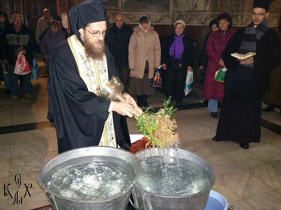 Храмовете отслужват Великия водосвет