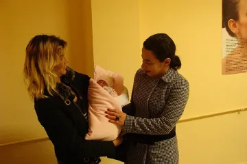 Орисници с дарове за бебе Мария