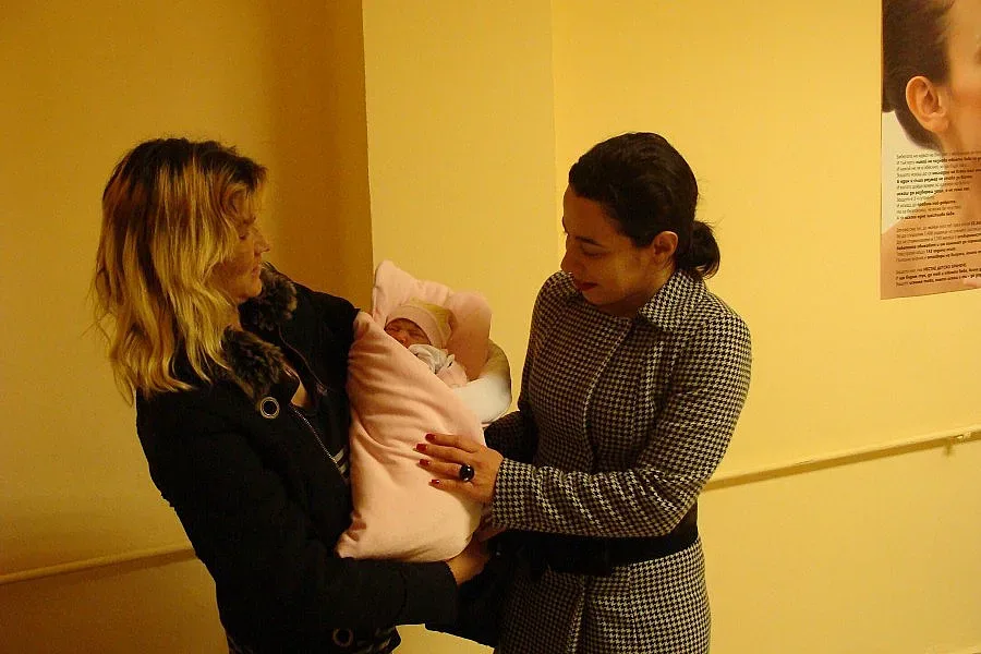 Орисници с дарове за бебе Мария