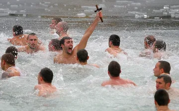 Дядо Йоан хвърля кръста от боен катер