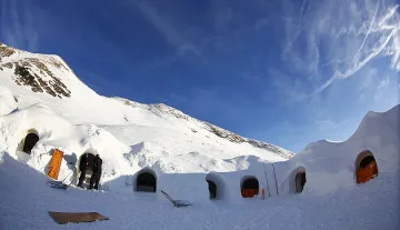 Хотелиер кани гости в иглу на Алпите