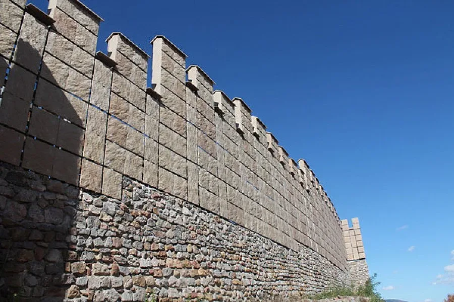 Търсят мощи под тройна църква