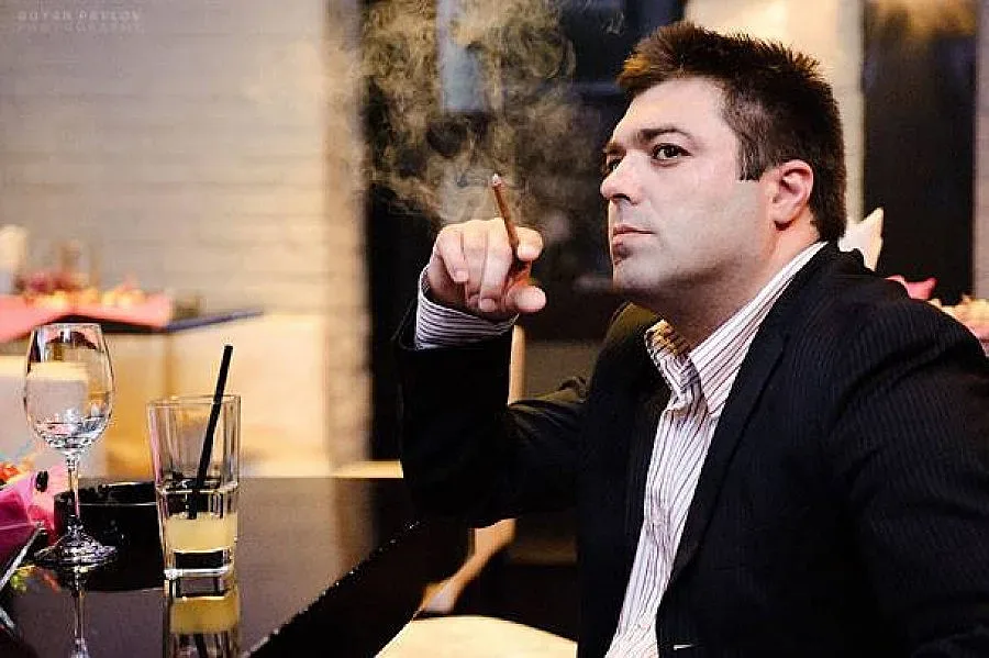 Мавриков избягал с девойка на кон