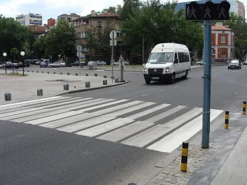 Шофьор потроши семейство от Русия на тротоар в Банско