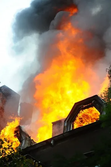 Пожар спря високоскоростни влакове в Токио