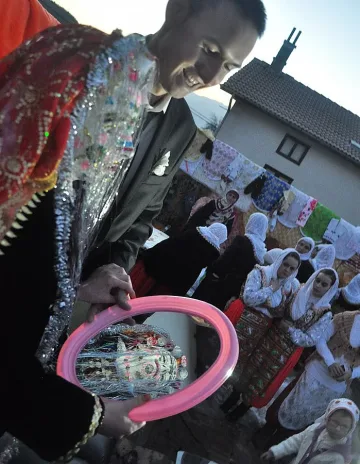 Огледало води сватбата в Рибново