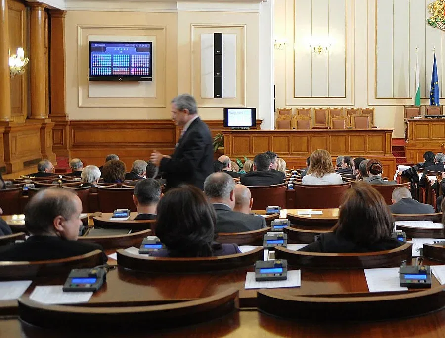 Стягат вот на недоверие за европарите