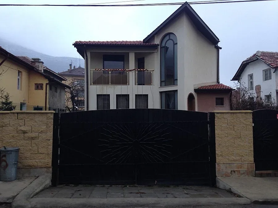 Атака с коктейл „Молотов" за собственик на агенция