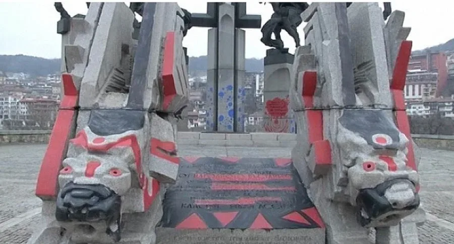 Боядисаха паметника на Асеневци за втори път