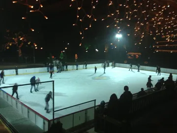 Бизнесмен заледи корт и го превърна в първата пързалка в Добрич