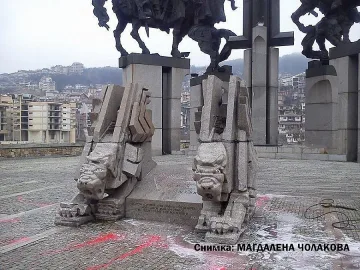 Художници почистиха "Асеневци"