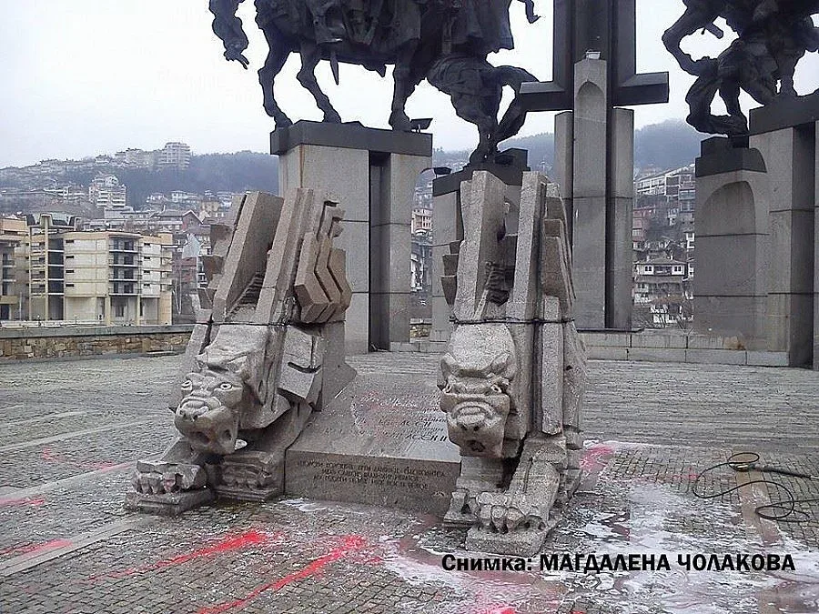 Художници почистиха "Асеневци"