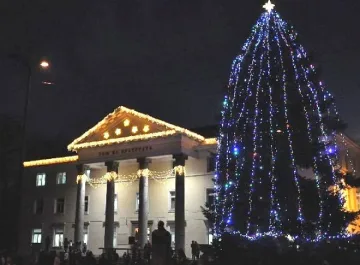 Хора, безплатно вино и фойервелки в новогодищната нощ в Кърджалийско