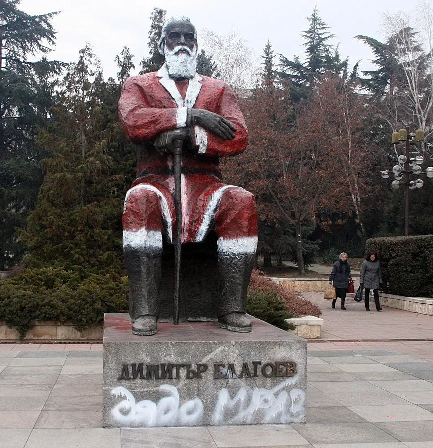 Глоба от 100 лв. за лидер на ДСБ, боядисал паметник