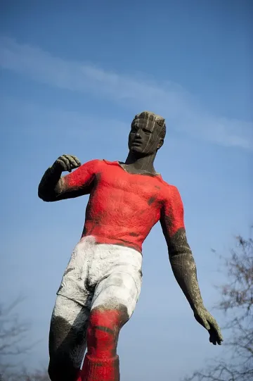 Футболистът пред Националния стадион също боядисан