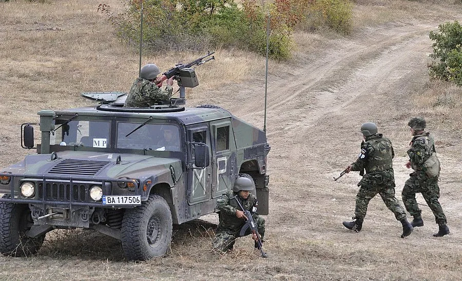 Армията изтегля боеприпасите от складовете си