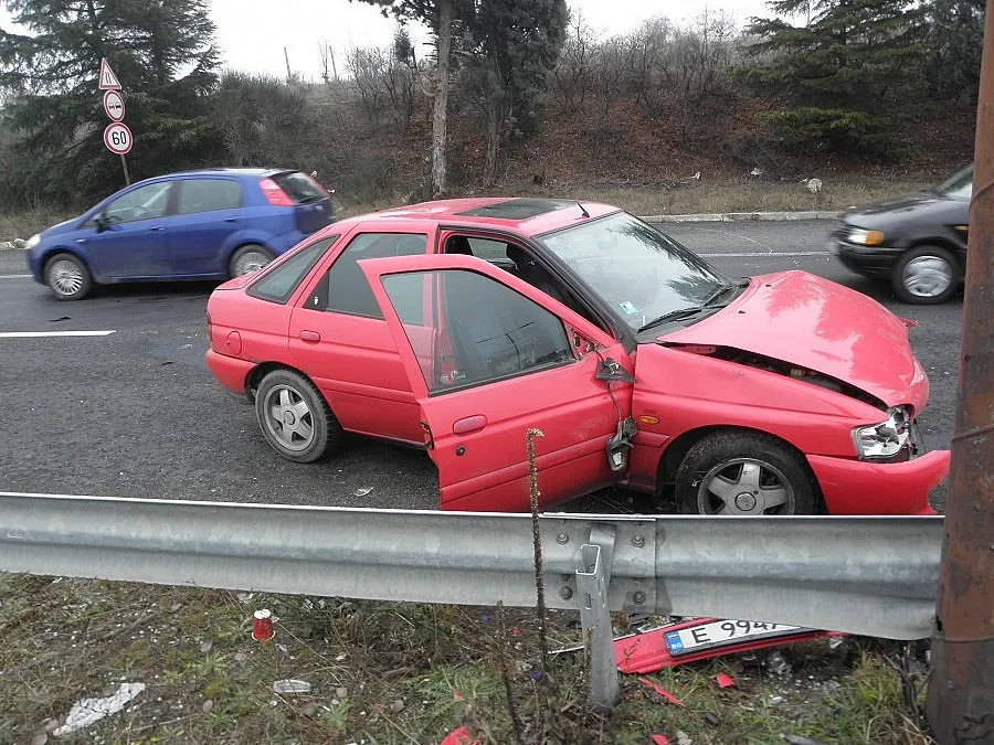 Млад мъж се хвърли под кола в Благоевград