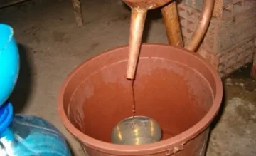 Крадци източиха 50 л домашна ракия