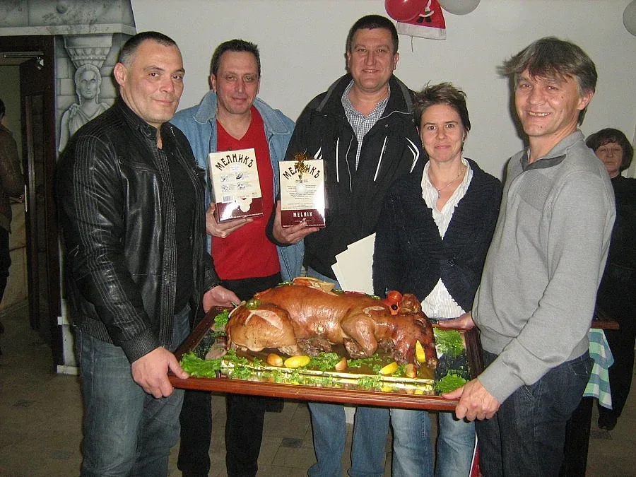Победители в бридж турнир получиха печено прасенце