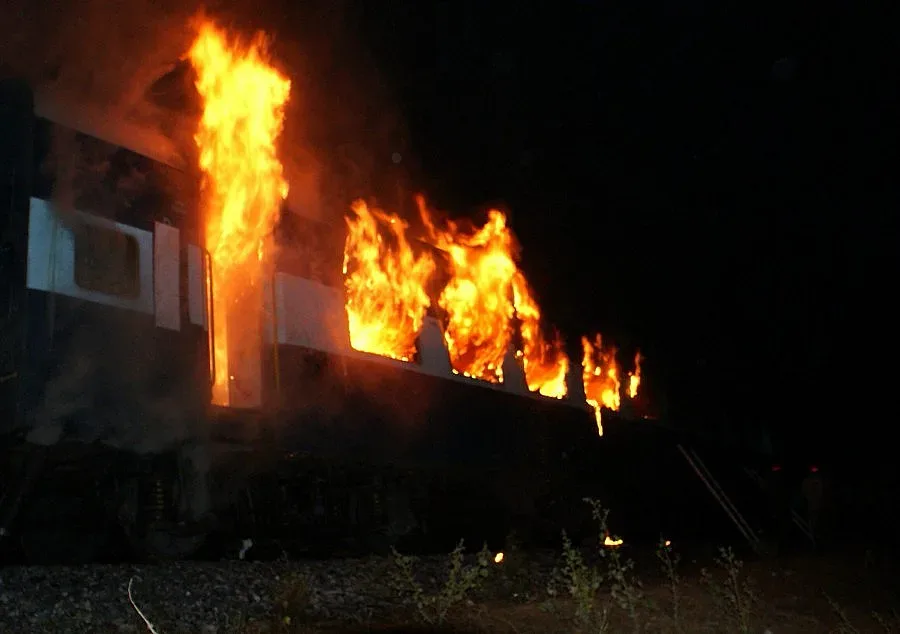 Над 20 души загинаха при пожар в индийски влак