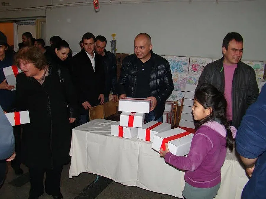 Соцдепутати с подаръци за 100 бона на сирийци