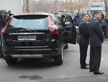 Иво Ангелов подкарва новия джип към Перник