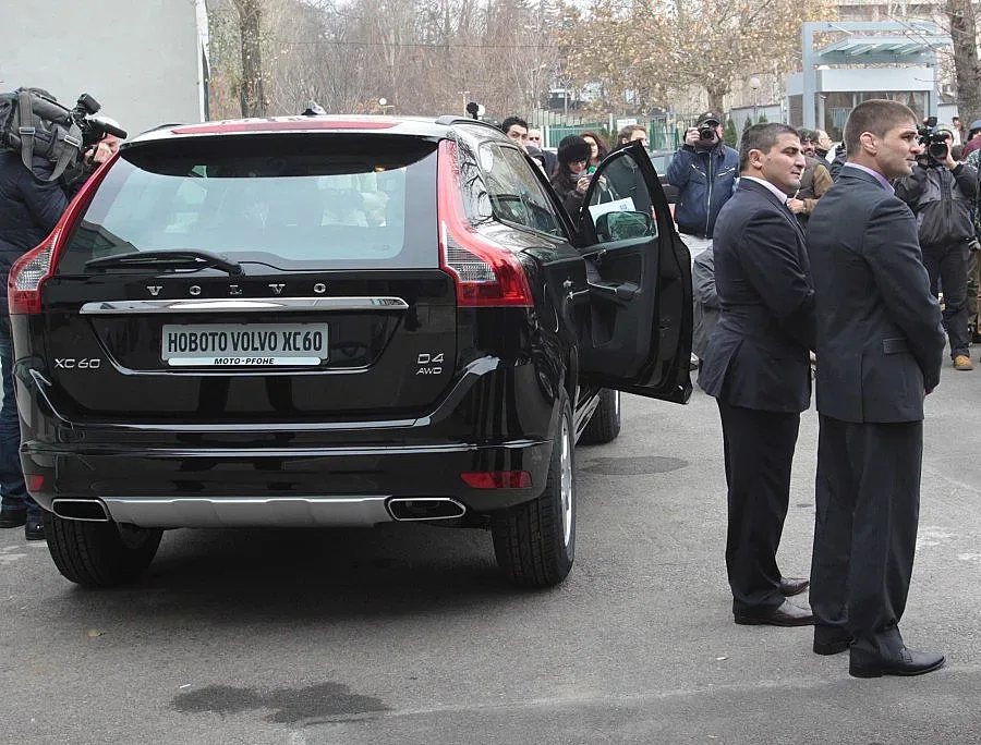 Иво Ангелов подкарва новия джип към Перник