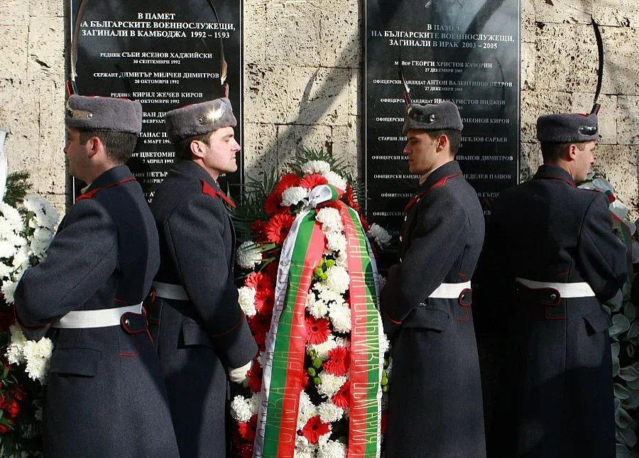 Армията отдаде почит на загиналите в Ирак